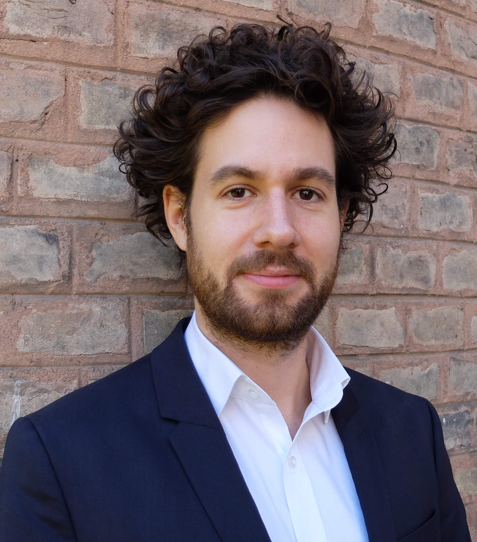 About Elías Cisneros